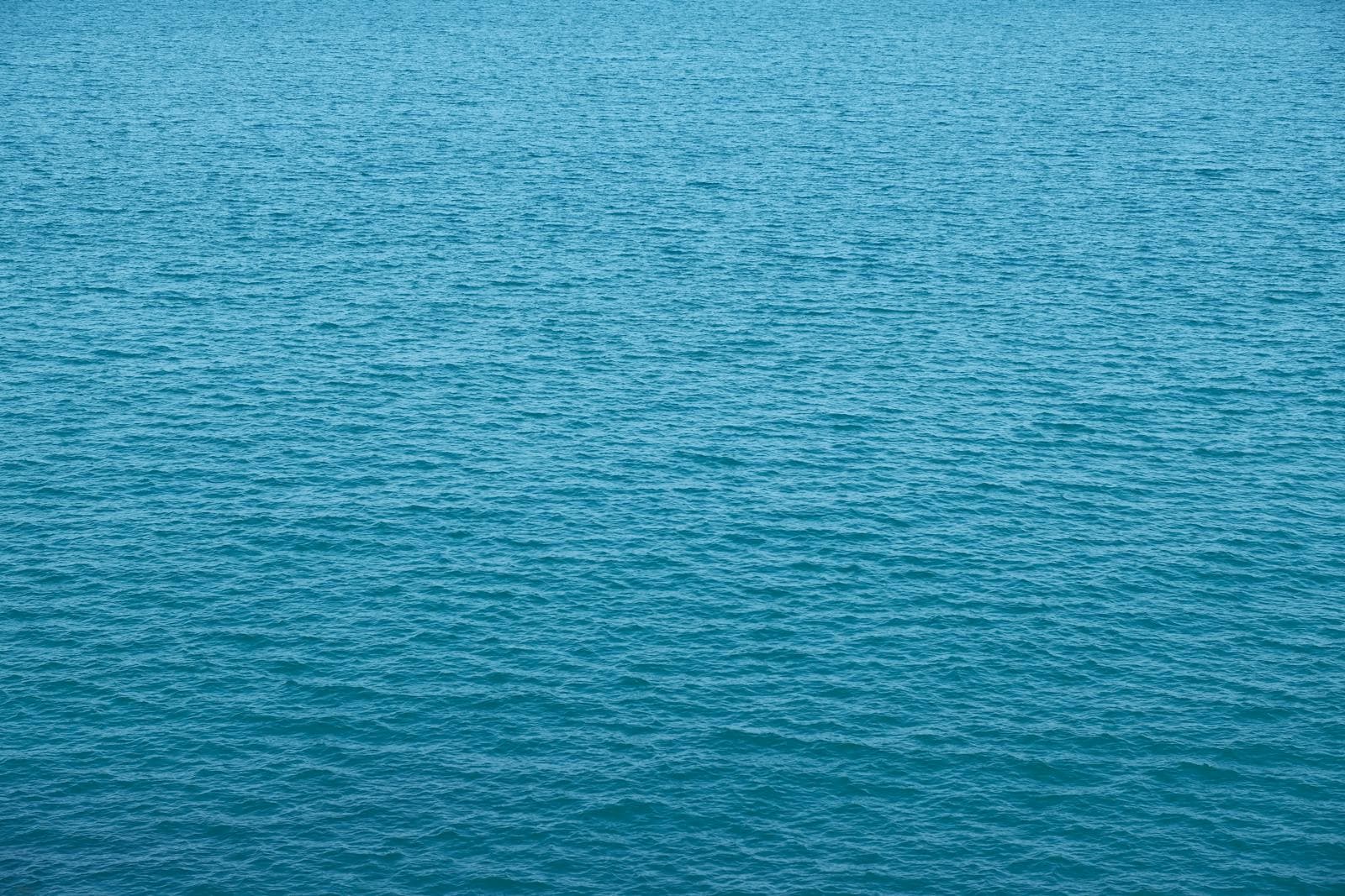 穏やかな青い海
