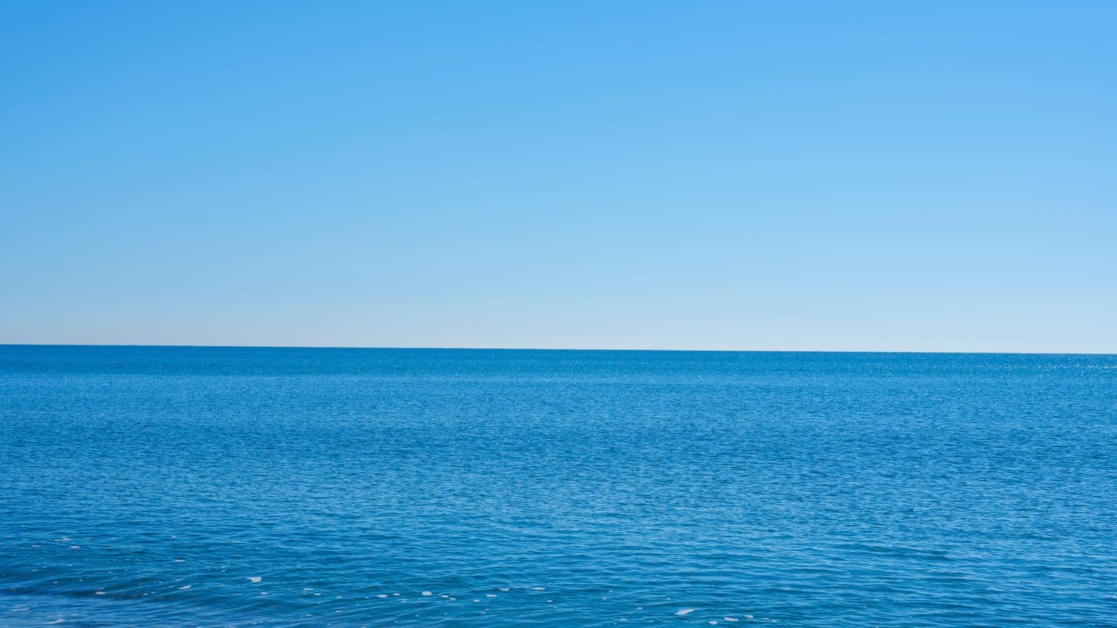 水平線まで広がる海と空
