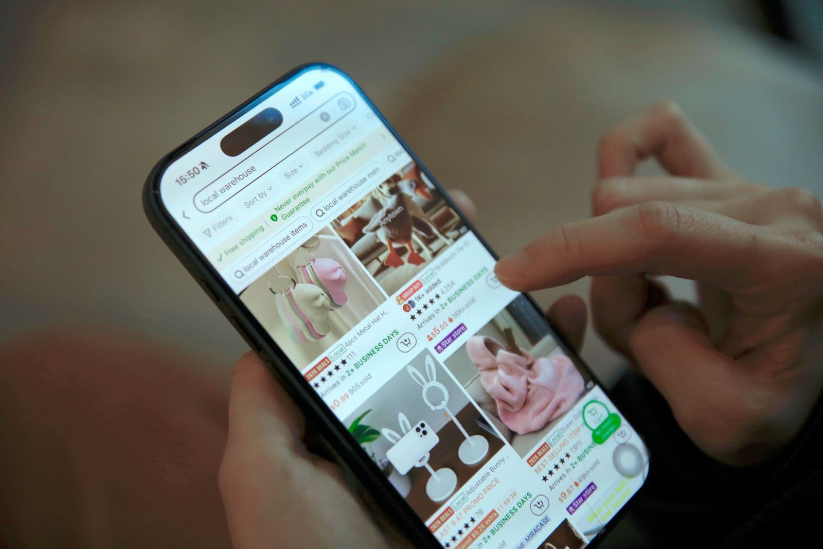 スマートフォンでECサイトを閲覧する様子